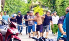 Khống chế người đàn ông có biểu hiện bất thường, cầm dao chạy trên đường ở TP.HCM