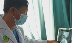 Bác sĩ rút kim từ cổ bé trai khiến mẹ bất ngờ