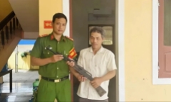 Đi làm đồng bất ngờ nhặt được khẩu súng AK-47, người dân mang giao nộp công an
