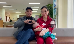 Kỳ diệu bé gái chào đời từ phôi thai “ngủ yên” hơn một thập kỷ