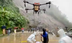 Vụ đèo Lò Xo sạt lở, khoảng 70 người mắc kẹt: Dùng drone tiếp tế cơm
