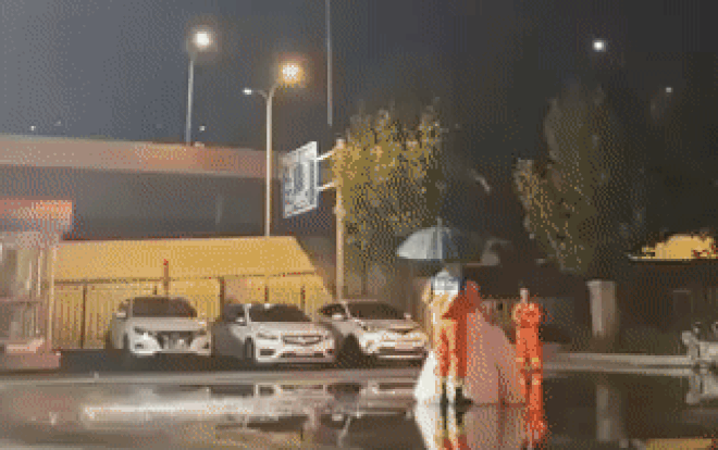 Nhờ đồng nghiệp phun mưa để chụp ảnh cưới lãng mạn, anh lính cứu hỏa nhận cái kết