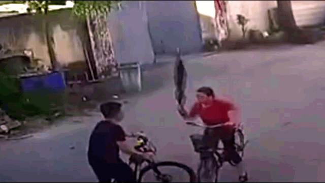 Video: Cầm ô phang tới tấp thanh niên sau va chạm xe đạp, người phụ nữ bị đối phương phản đòn và cái kết