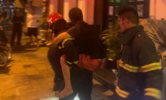 Cháy nhà trên phố cổ Hà Nội, cứu 2 người mắc kẹt