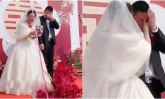 Chú rể bật khóc không ngừng trong lúc cử hành hôn lễ, cư dân mạng thay nhau đoán nguyên nhân