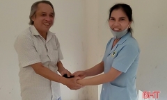 Nhặt được ví tiền, nữ hộ lý trả lại cho bệnh nhân