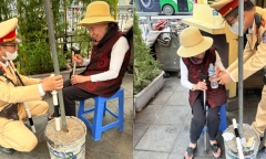 CSGT Hà Nội giúp đỡ cụ bà 84 tuổi lạc đường trở về nhà
