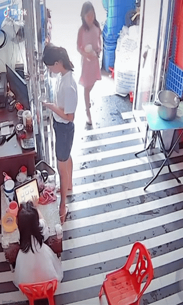 Vung chân hất thẳng dép vào nồi canh, bé gái có pha xử lý khiến dân mạng lo thay cho cả nhà