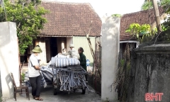 Rùng mình phát hiện mẹ và anh trai chết cạnh giếng nước sau nhà