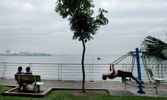 Người đi tập thể dục ở hồ Tây phải khai báo y tế, cách ly tại nhà