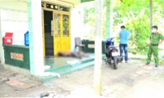 Đang ngủ với vợ, bị hàng xóm gọi dậy, chém tử vong ngay trước hiên nhà