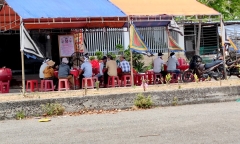 Nghi án người đàn ông tử vong do trúng đạn lạc khi ngồi trước hiên nhà