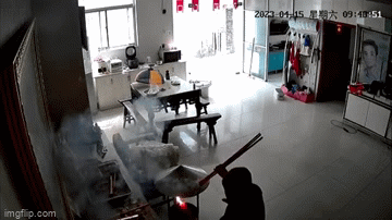 Clip: Cụ bà đốt nhầm pháo hoa vì tưởng là nén nhang