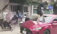 Công an xác minh vụ người phụ nữ đạp vữ kính, cắn đứt tai cô gái 18 tuổi