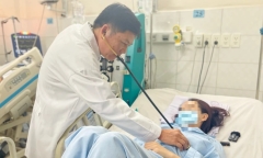 Nữ sinh hôn mê sau khi uống 