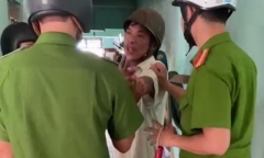 Vợ đang bán vé số giữa đường, chồng dùng rựa chém 4 nhát