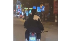 Xác minh video nữ sinh cầm phóng lợn đi đánh nhau