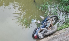 Phát hiện thi thể người đàn ông cạnh xe máy dưới mương nước sau chầu nhậu