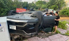 Tài xế nhấn mạnh chân ga lao xe lên vỉa hè, ô tô chở 3 người lật nhào