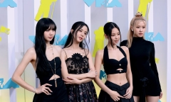 BLACKPINK nổi bật tại thảm đỏ Video Music Awards 2022, Lisa thắng giải cá nhân