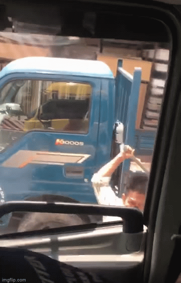 Tài xế xe tài bị nhóm người vây ráp đập kính ô tô, đe dọa 