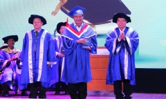 Bí thư Tỉnh ủy Sơn La được vinh danh thạc sĩ tiêu biểu của trường Quản trị và Kinh doanh