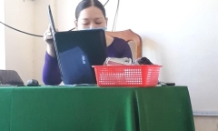 Dùng laptop để giảng bài, giáo viên có pha xử lý 