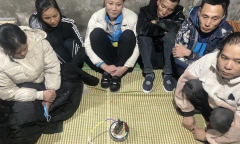 Bắt quả tang 2 cô gái cùng 4 người đàn ông làm 