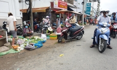 TP.HCM yêu cầu xử lý các điểm mua bán tự phát xung quanh nhiều chợ đầu mối
