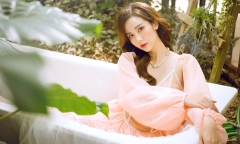 Rũ bỏ phong cách công sở trên phim, Phan Minh Huyền hóa nàng thơ gợi cảm trong bộ ảnh mới