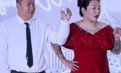 Dân tình xôn xao khi cô dâu chống nạnh, nâng ly uống cạn cùng khách mời