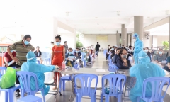 Người dân ở TP.HCM đi tiêm vắc xin mũi 1 