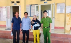 Đi làm đồng, phát hiện bé trai hơn 8 tháng bị bỏ rơi trong làn nhựa