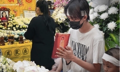 Nghệ sĩ Hồng Vân cùng đồng nghiệp lặng lẽ đến tiễn biệt cố ca sĩ Phi Nhung 