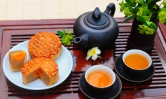 Bánh Trung thu nhân bào ngư, yến sào độc lạ, thách thức vị giác giới siêu giàu 
