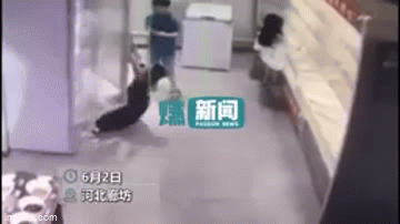 Video: Thót tim chứng kiến cảnh tủ đông đổ ập xuống, 3 đứa trẻ thoát chết trong gang tấc