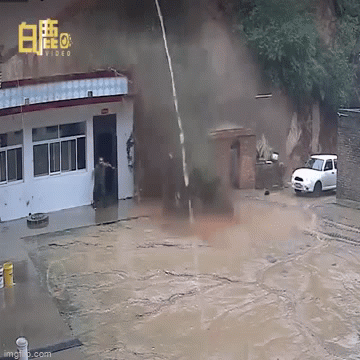 Video: Núi đất ngay sau nhà sạt lở, hai người đàn ông thoát chết trong gang tấc