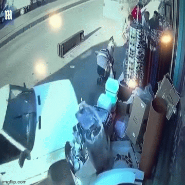 Video: Ô tô “phi như bay” vào thẳng cửa hàng, hai đứa trẻ thoát chết trong gang tấc