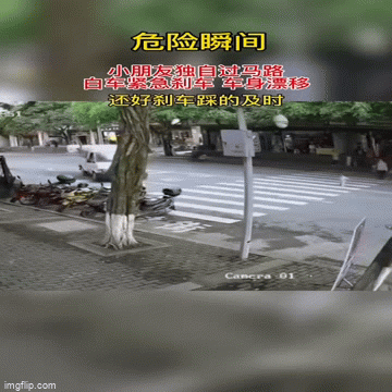 Tài xế ô tô bẻ lái siêu đỉnh, cứu bé gái thoát chết trong gang tấc