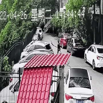 Bãi đỗ xe ô tô sạt lở nghiêm trọng, hai mẹ con thoát nạn trong gang tấc