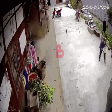 Hòn đá khổng lồ lăn từ núi xuống phá hỏng ngôi nhà, cụ bà thoát chết trong gang tấc
