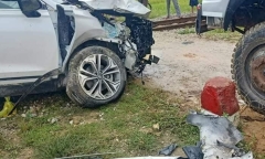 Ô tô bị tàu hỏa hất văng xuống ruộng, 5 người thoát chết trong gang tấc