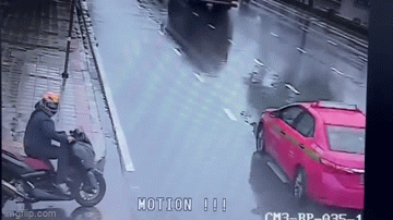 Video: Phản ứng kịp thời giúp người đi xe máy thoát chết trong tích tắc 