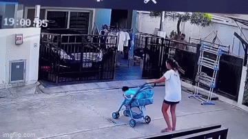 Clip: Mẹ phản xạ nhanh cứu con trong gang tấc