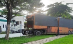 TP.HCM: Xe đầu kéo chở 6 ô tô mất lái, húc sập tường rào công ty 