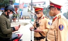 Năm 2025, đi xe máy không gạt chân chống bị phạt bao nhiêu tiền