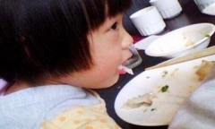 Bé gái 5 tuổi bị học xương cá, bác sĩ khen ngợi 3 việc làm của mẹ đã cứu con