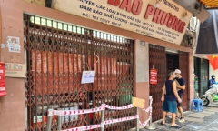 Cửa hàng bánh Bảo Phương bị đóng cửa vì để khách chen chúc xếp hàng