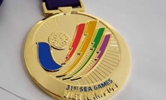 Cận cảnh bộ huy chương SEA Games 31 được thiết kế công phu, mạ vàng 24k