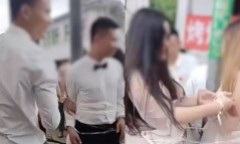 Bị trói vào cột cùng 3 phù dâu rồi ăn đòn tới tấp, chú rể không tức giận, còn nói một câu gây sửng sốt